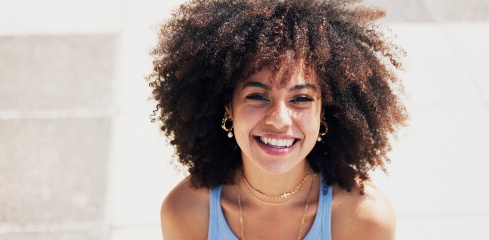So kannst du deine Kopfhaut und Haare vor Sonne schützen