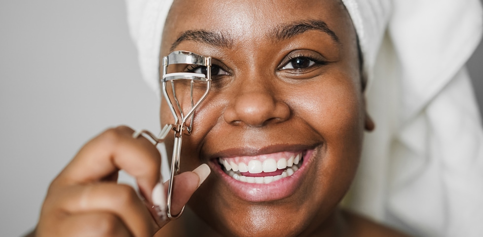 Wimpernzange benutzen: für langanhaltend geschwungene Wimpern